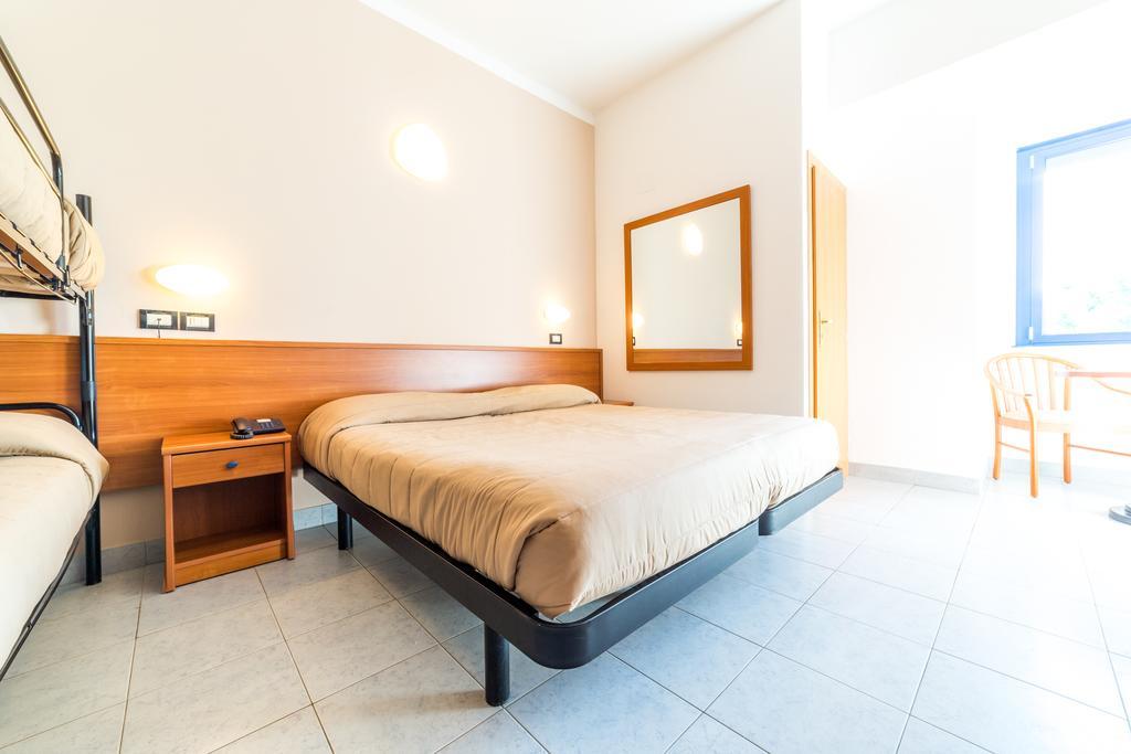 Meridiana Family & Nature Hotel Marina Romea Rum bild
